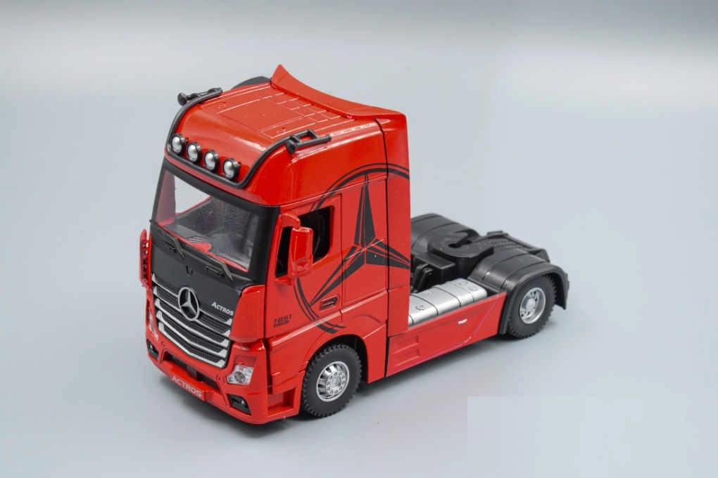 1/36 Scale Actros 1851 4x2 - RED 
