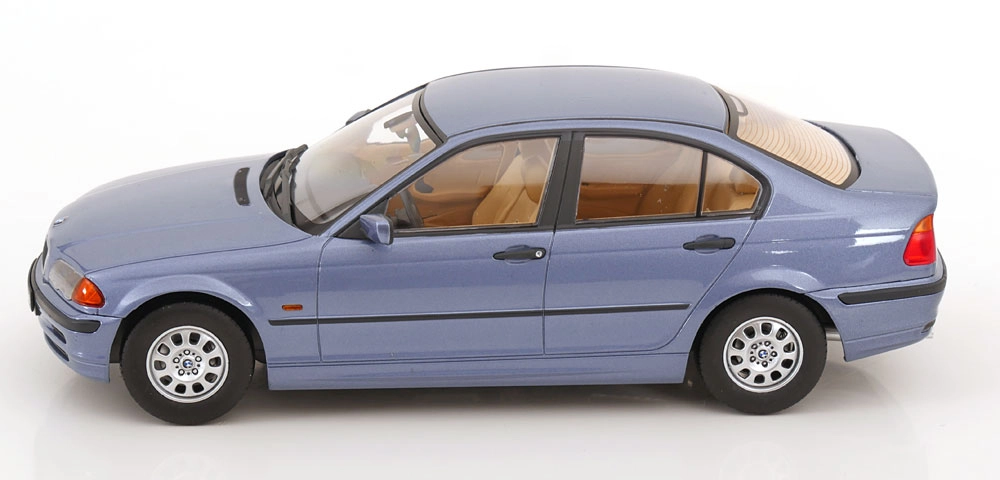 KK SCALE 1:18 BMW E46 Limousine 1999 hellblau-metallic