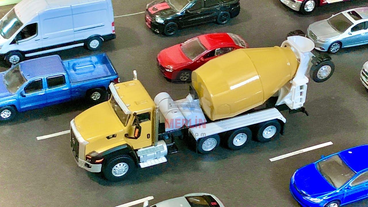 1/64 Ölçek, Cat CT660 Çimento Mikseri, Sergilemeye Hazır Metal İş Makinası Modeli