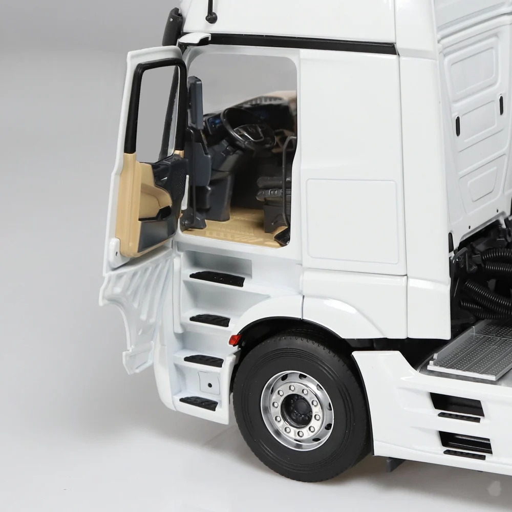 1/18 Mercedes-Benz Actros GigaSpace 4x2 & Lohr car transporter 