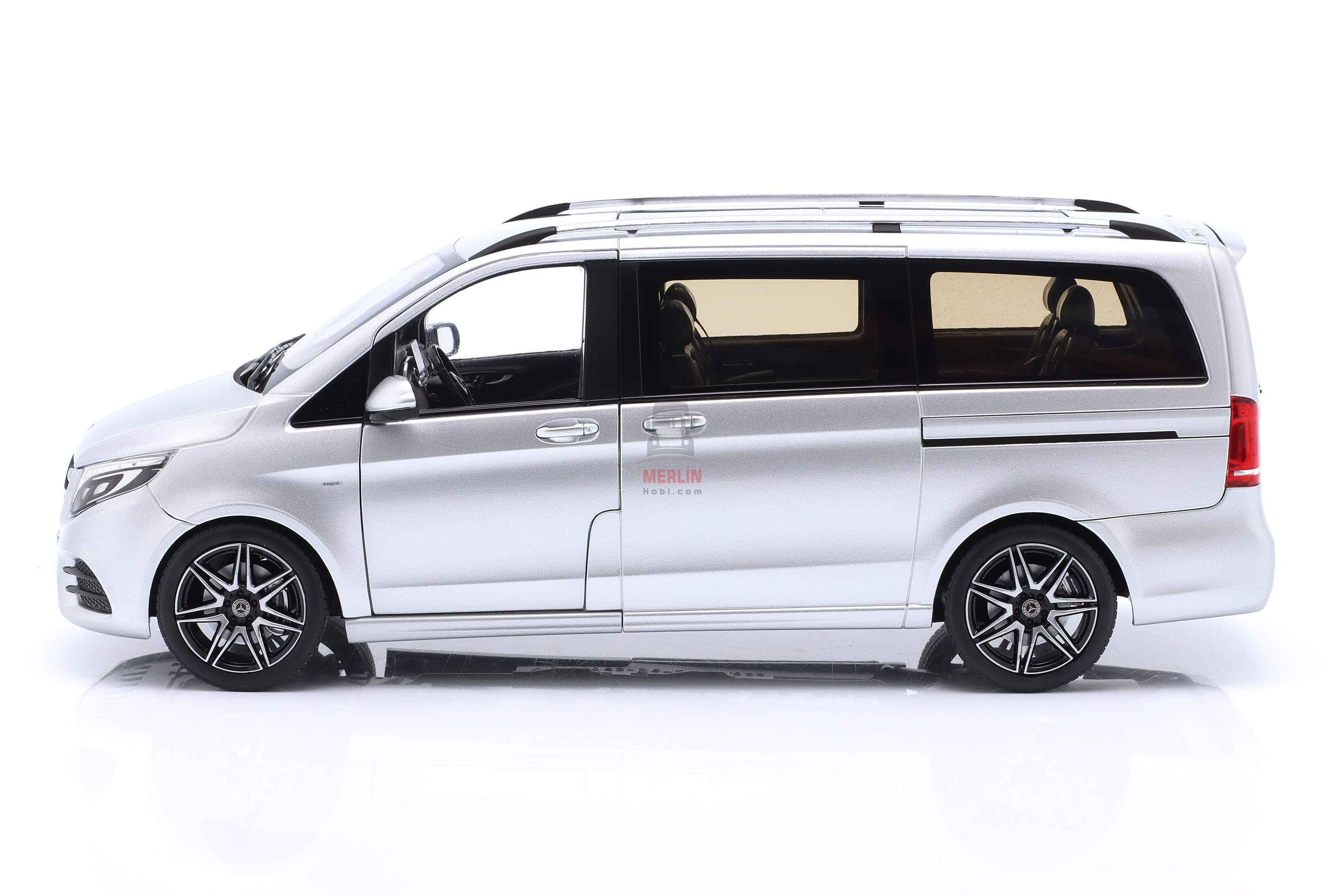 1/18 Mercedes-Benz V class AMG-Line minibus Silver