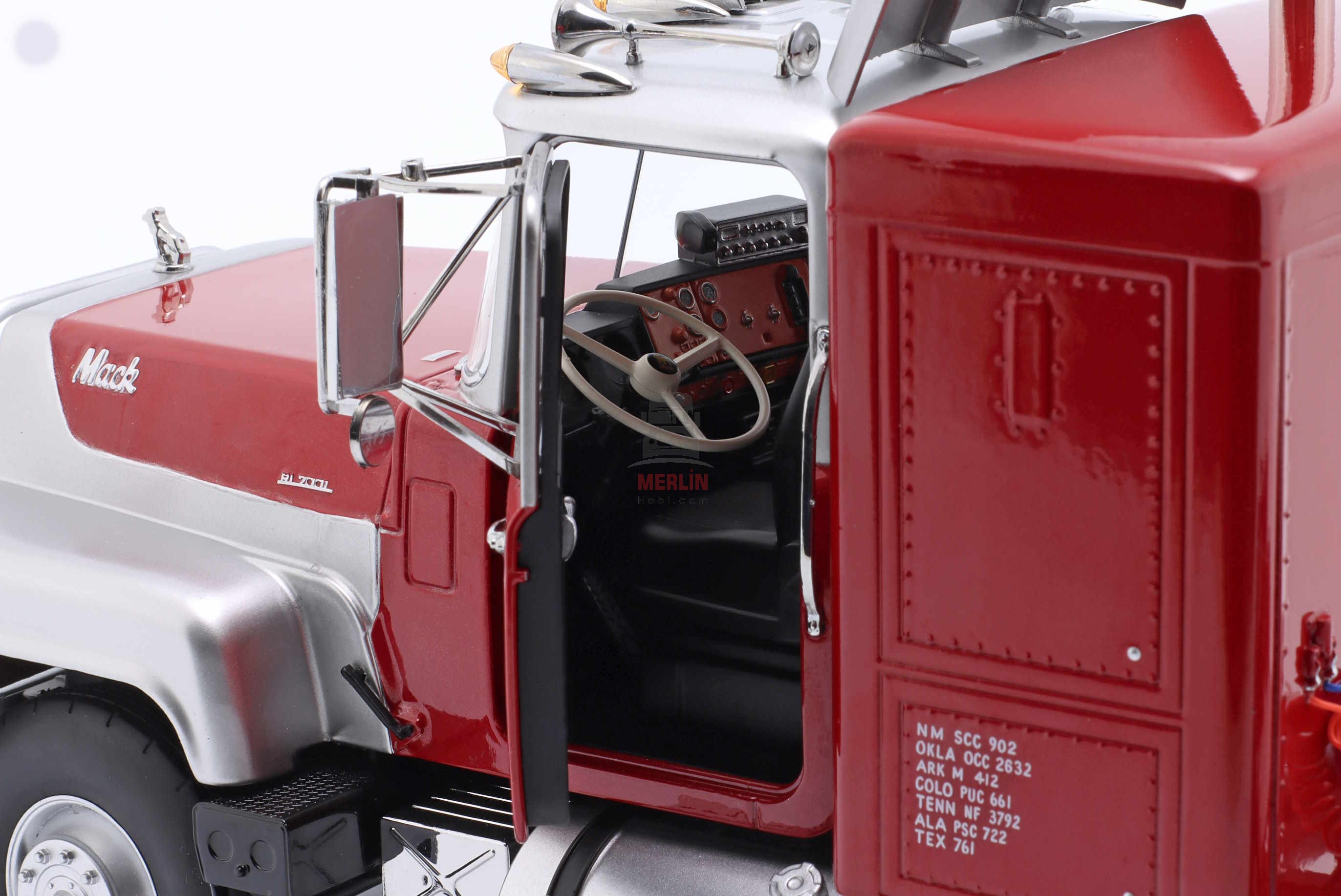 1/18 Mack RL 700L Truck year 1974 red metallic / silver 1:18 Road Kings