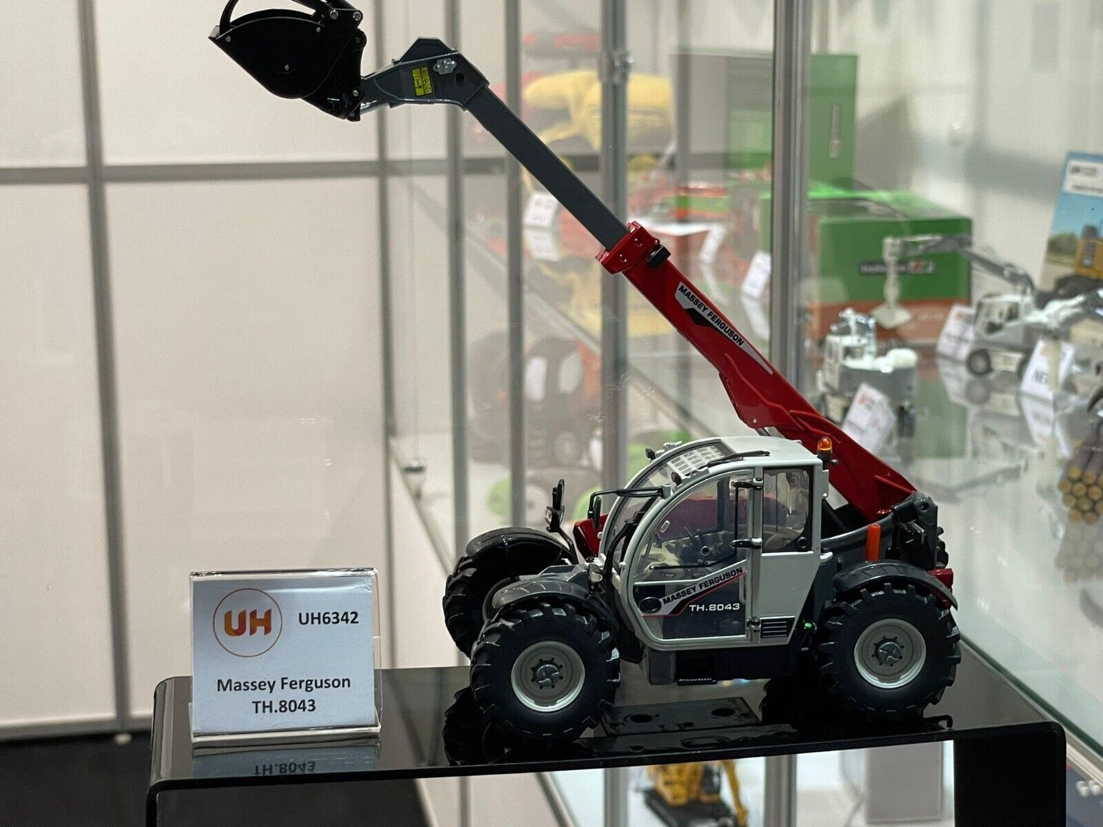 1/32 Massey Ferguson TH8043 Telehandler Forklift