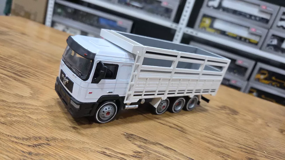 1/43 MAN F2000 8x4 Kırkayak Kamyon Sebze Kasalı Beyaz Renk