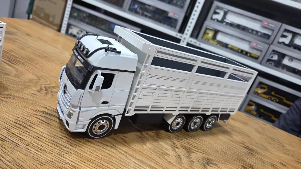 1/36 Mercedes Actros 8x4 Kırkayak Kamyon Sebze Kasalı Beyaz Renk