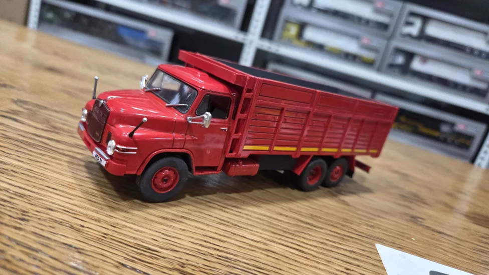 1/43 MAN HN520 Kamyon Yüksek Kasalı Kırmızı Renk
