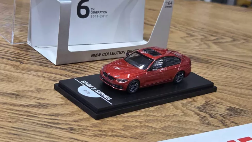 1/64 BMW F30 KIRMIZI - Collector Edition ’’ 50 Years BMW 3 Series ’’ 
