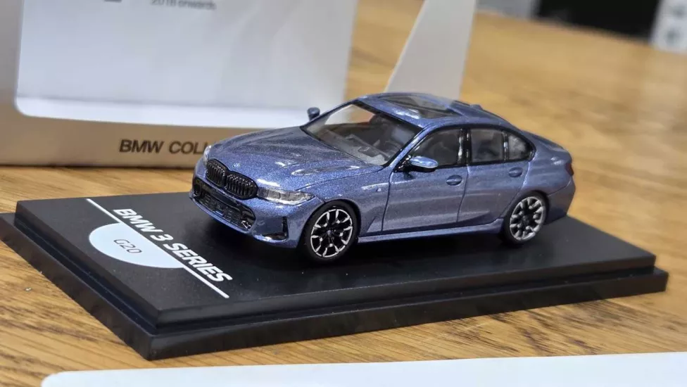 1/64 BMW G20 MAVİ  - Collector Edition ’’ 50 Years BMW 3 Series ’’ 