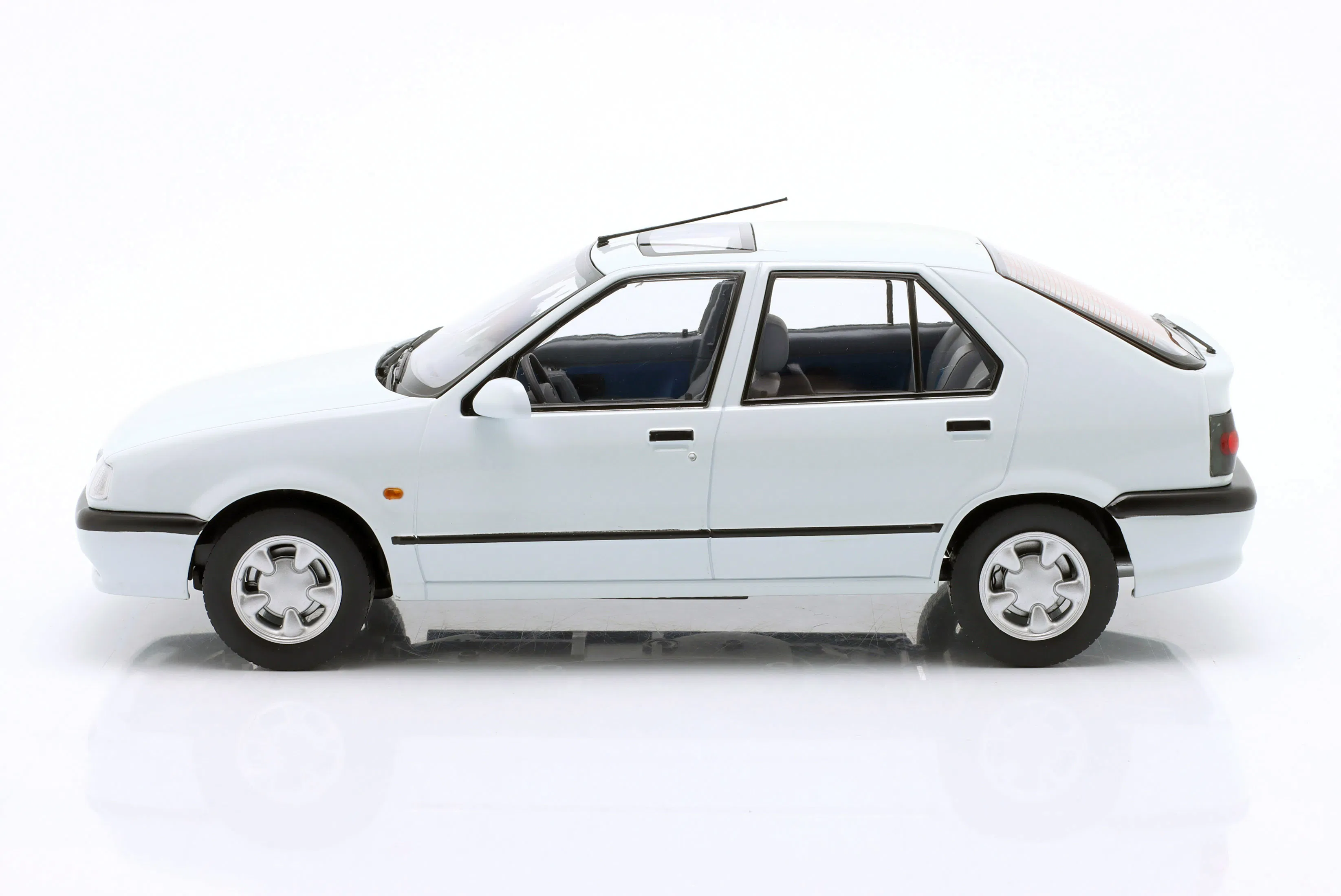 1/18 TRIPLE9 - RENAULT - R19 1994 BEYAZ