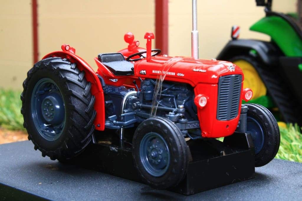 Massey Ferguson MF35X - 1/16 ölçek Traktör