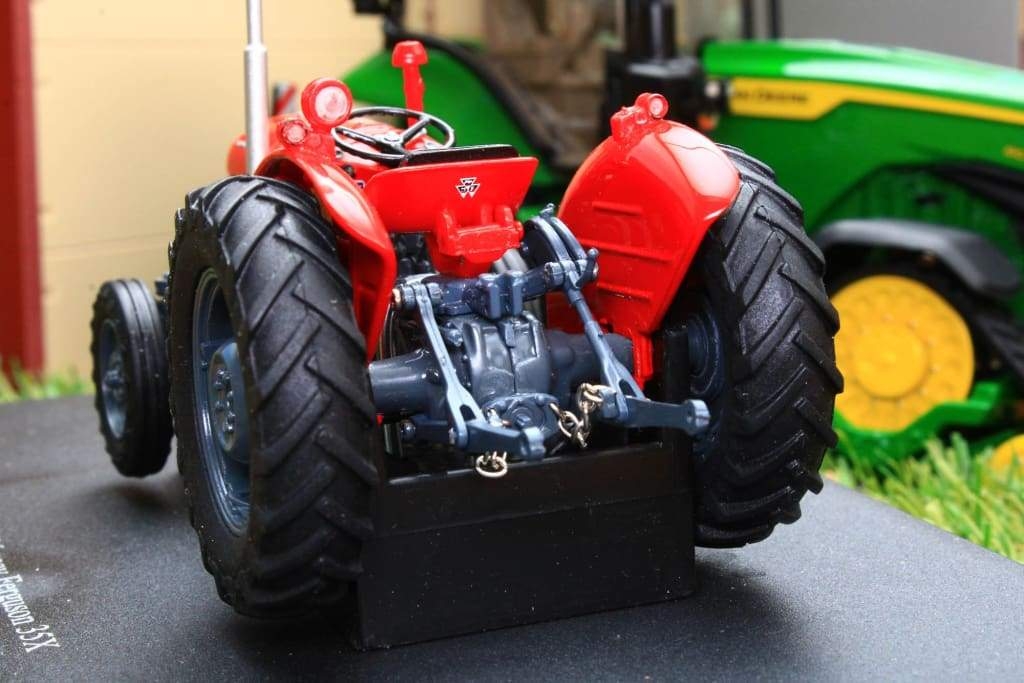 Massey Ferguson MF35X - 1/16 ölçek Traktör