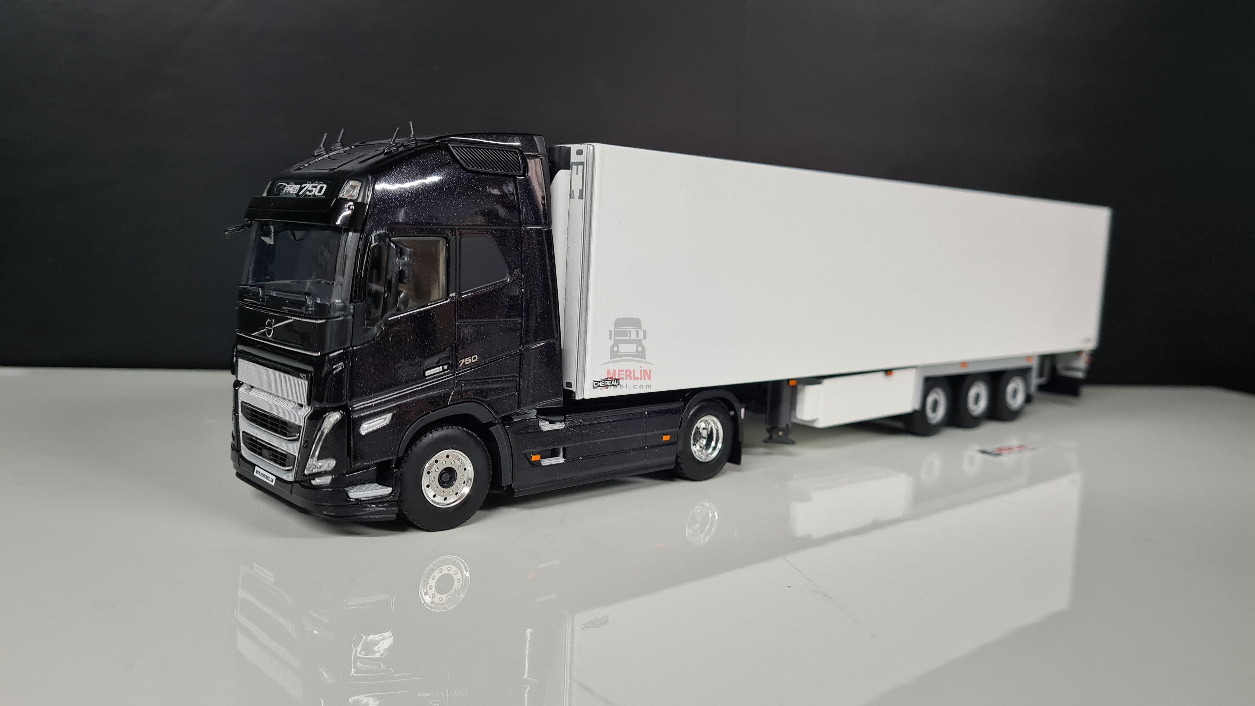 1/50 Volvo FH5 Globerotter 4x2 750hp - Siyah + Frigo Soğutuculu Trailer