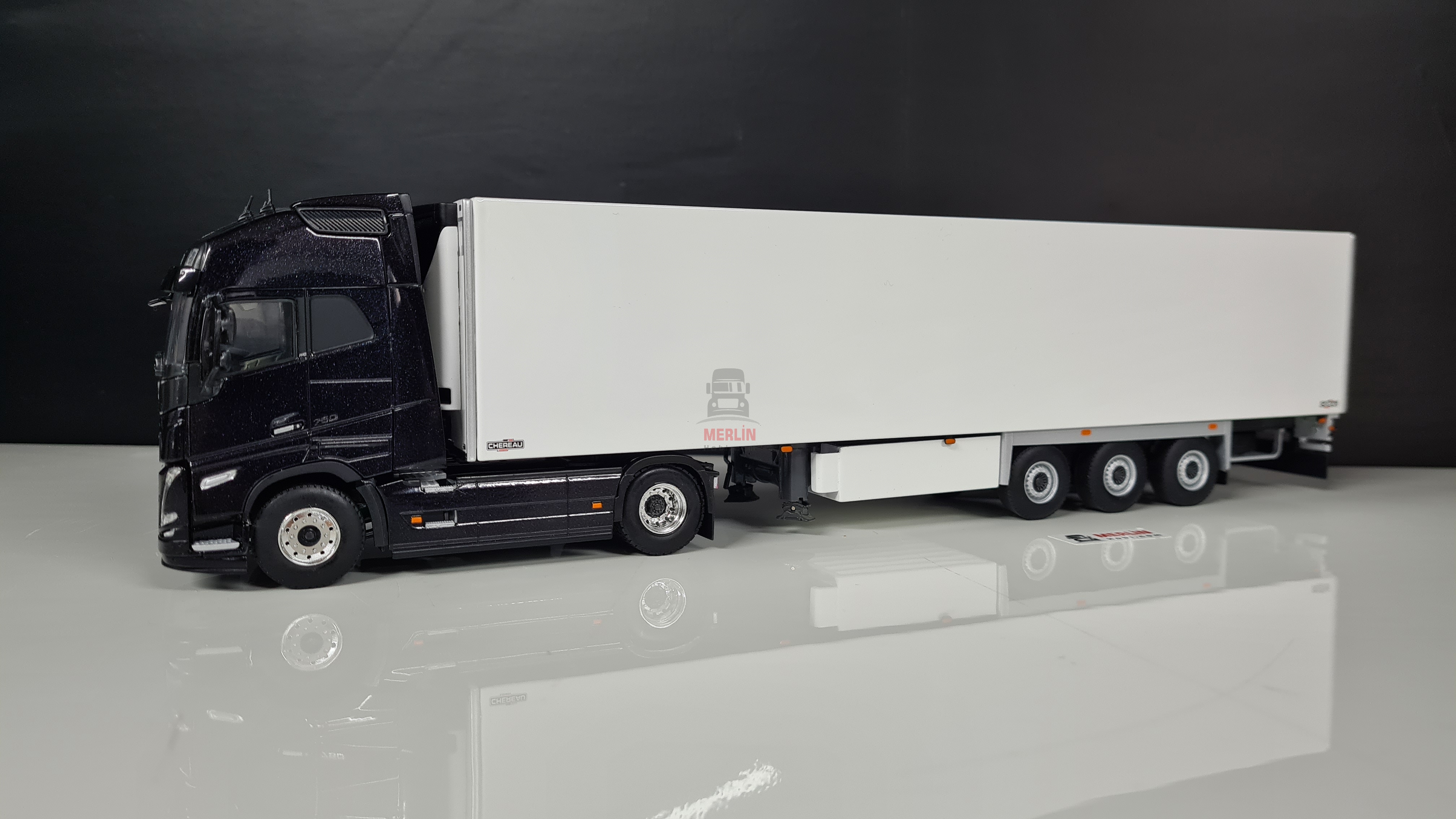 1/50 Volvo FH5 Globerotter 4x2 750hp - Siyah + Frigo Soğutuculu Trailer