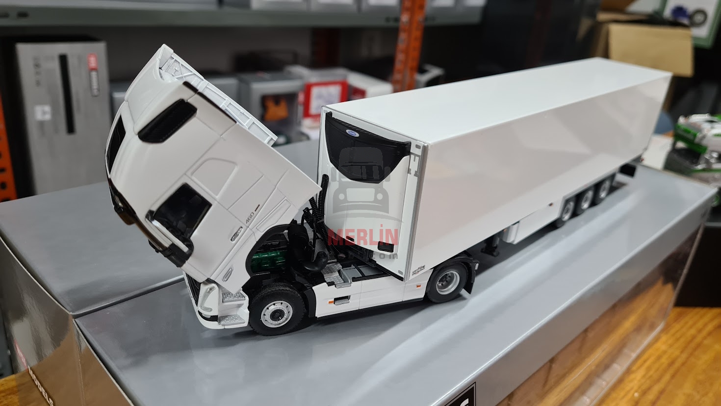 1/50 Volvo FH5 Globerotter 4x2 Beyaz + Frigo Soğutuculu Trailer