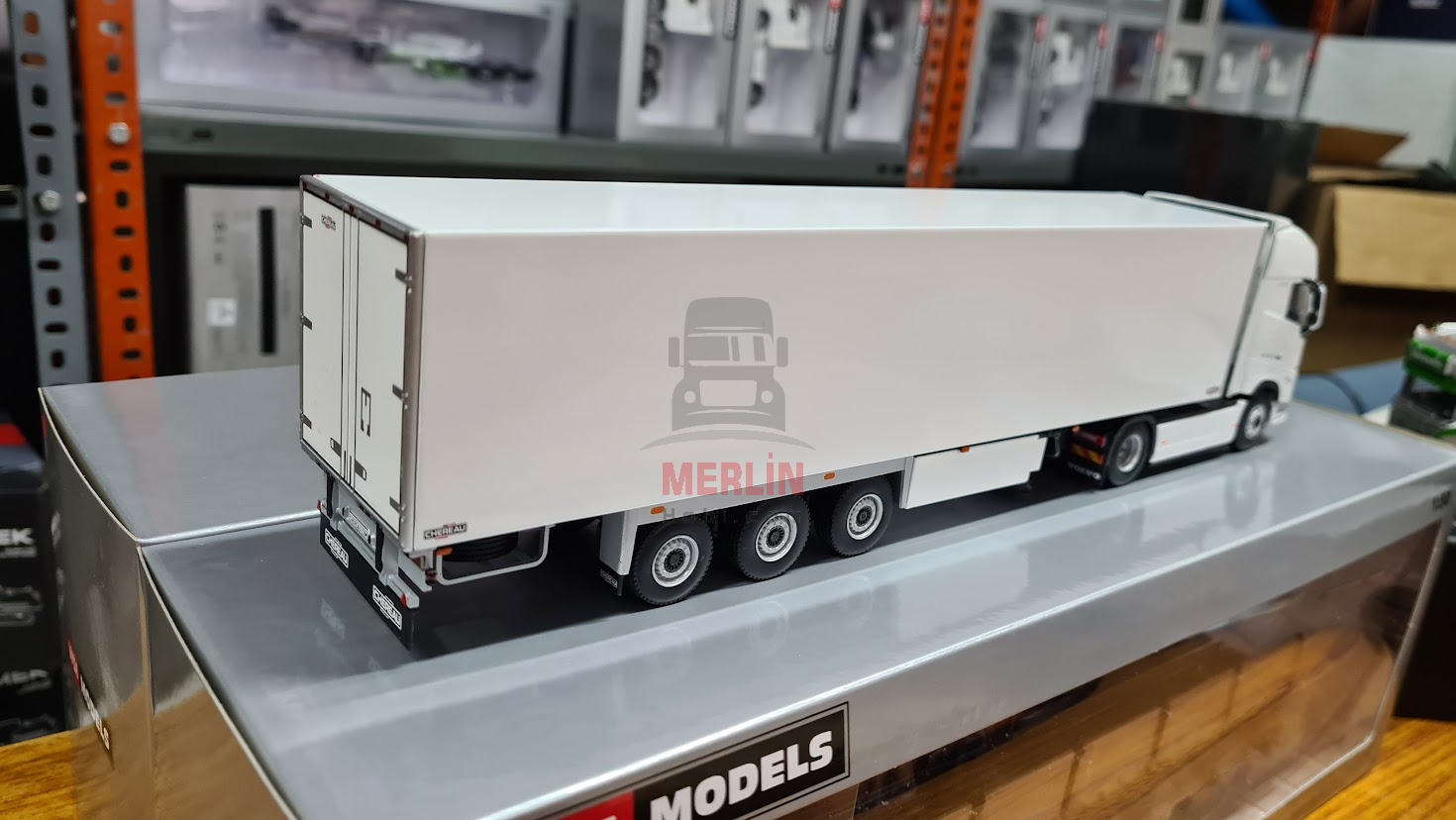 1/50 Volvo FH5 Globerotter 4x2 Beyaz + Frigo Soğutuculu Trailer